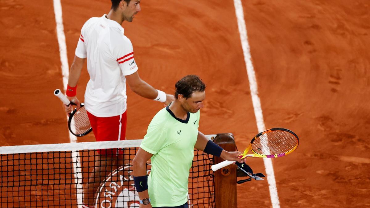 Djokovic y Nadal se cruzan en la pista.