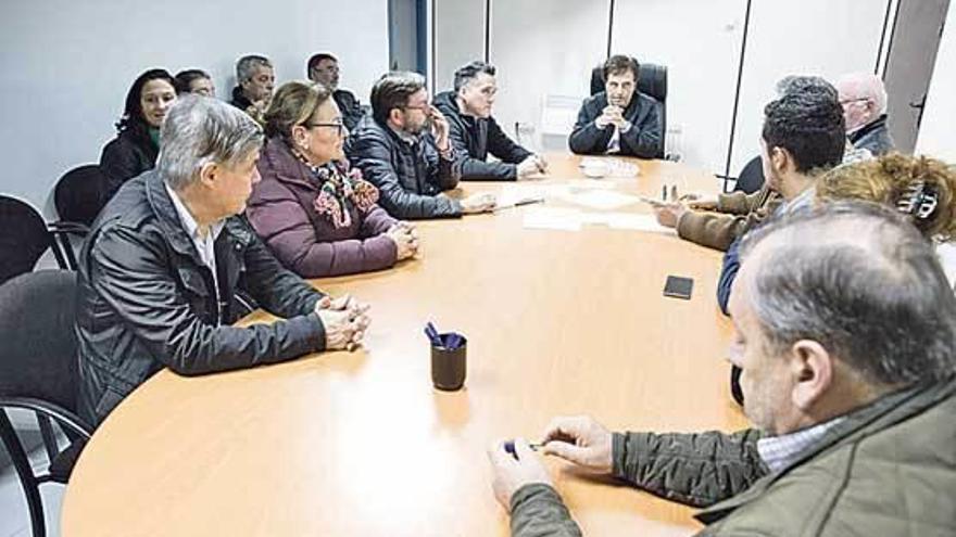 La reunión celebrada ayer entre los vecinos y los taxistas.