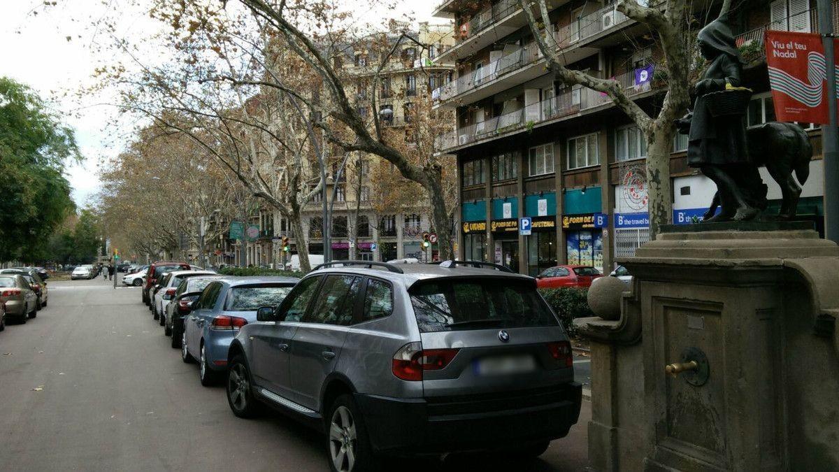 Coches aparcados en el paseo de Sant Joan de Barcelona.
