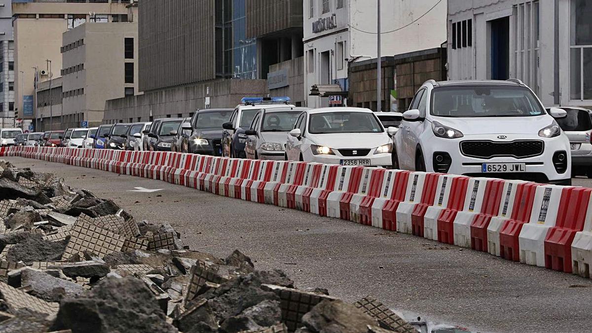 Atasco registrado ayer en Beiramar por las obras del carril bici. 