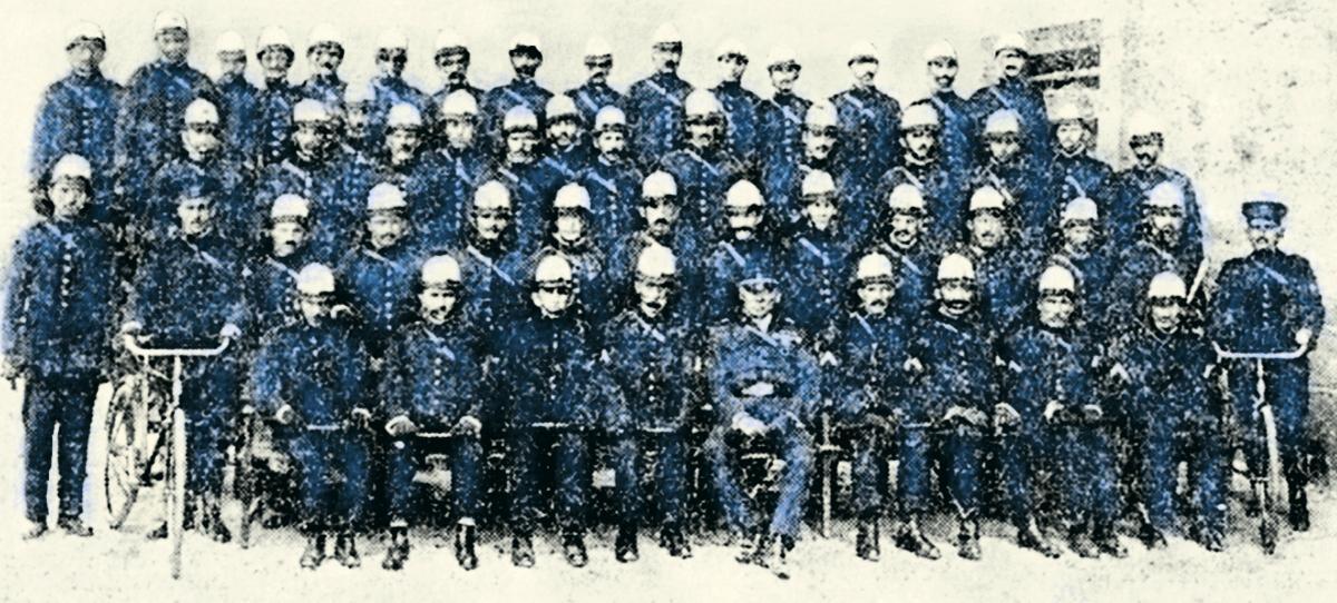 Policia local de Vigo cos seus novos uniformes e dous gardas con bicicleta 1926.