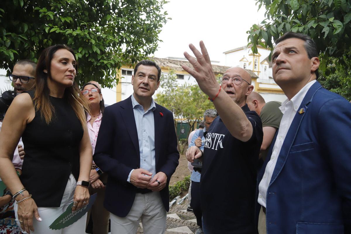 Juanma Moreno hace campaña en las Cruces de Mayo de Córdoba Juanma Moreno hace campaña en las Cruces de Mayo de Córdoba