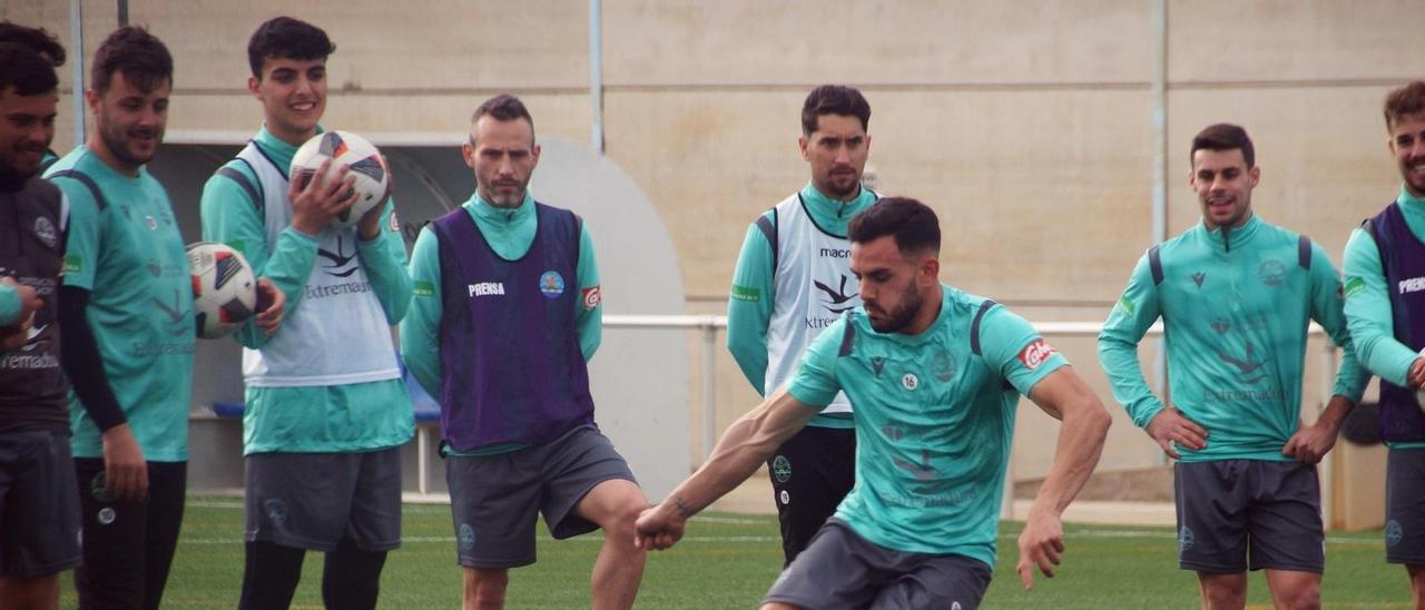 Jugadores del Coria durante un entrenamiento de esta semana.