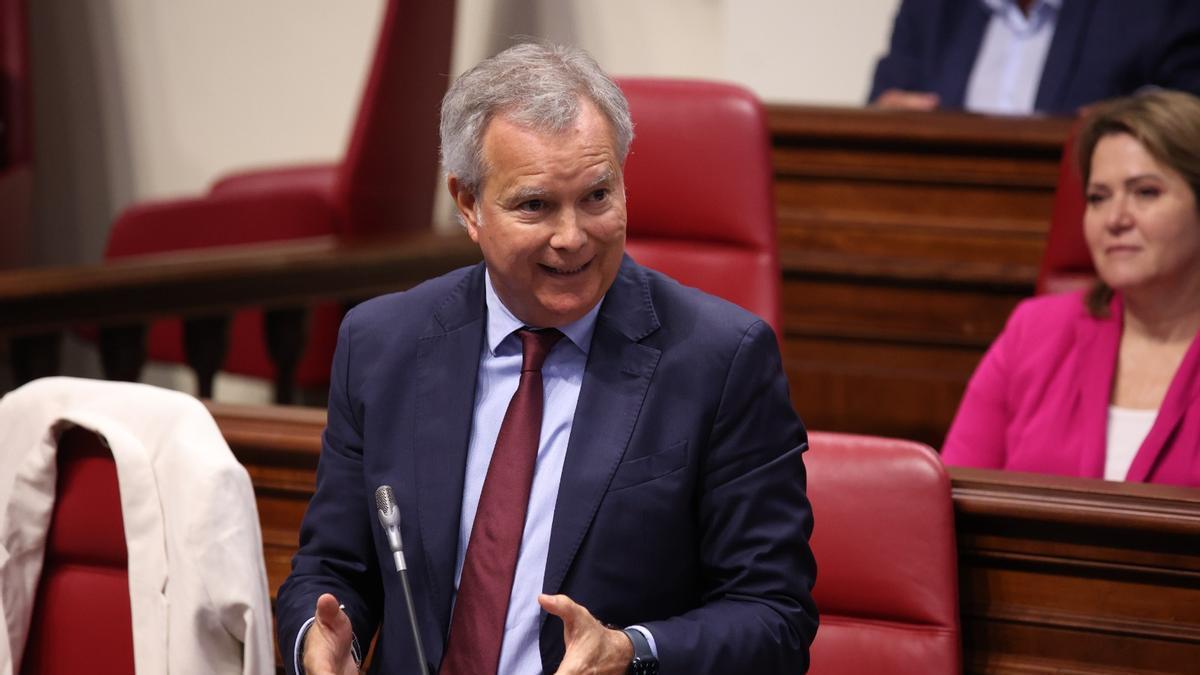 Imagen de archivo del portavoz del PSOE, Sebastián Franquis, en un pleno del Parlamento.