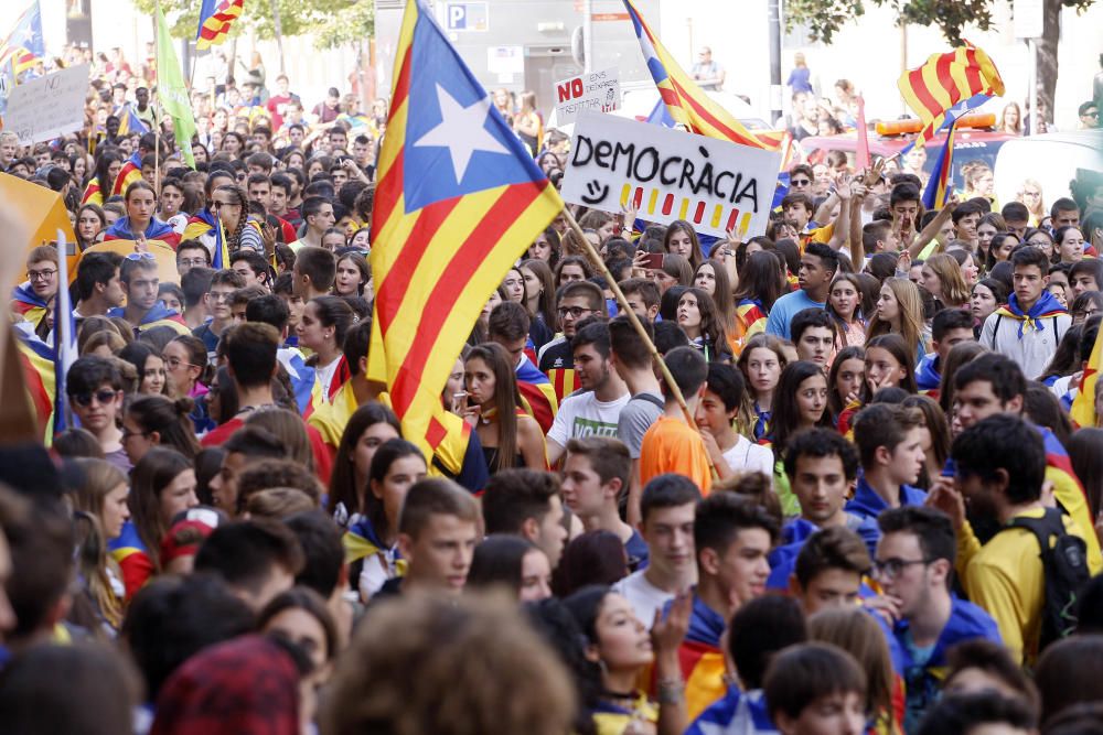 Manifestació d'estudiants universitaris i de secundària al centre de Girona