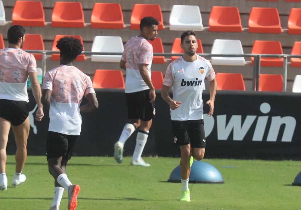 Anil Murthy, atento al entrenamiento del Valencia