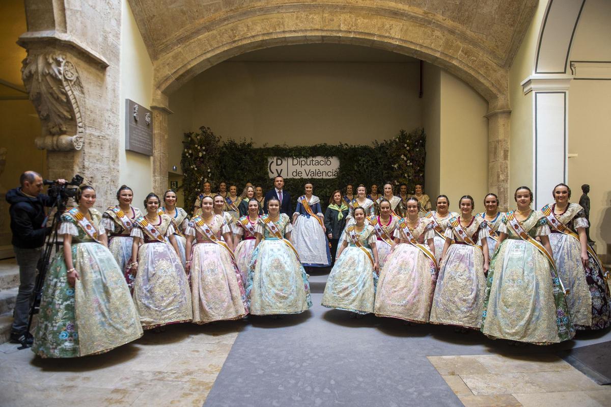 Recepción de las Falleras Mayores de Torrent y sus Cortes de Honor en la Diputació.