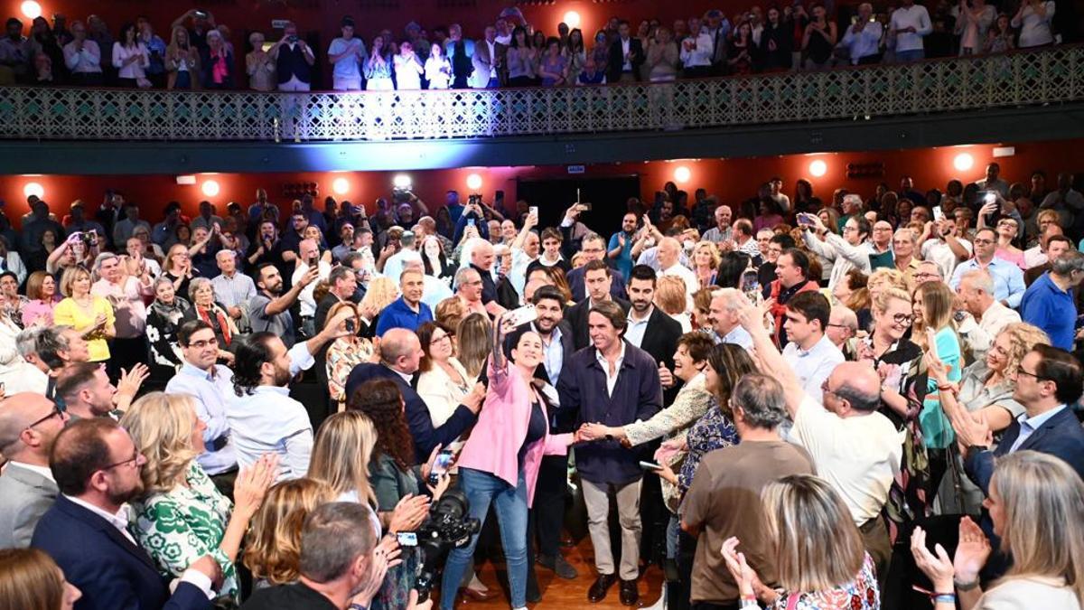 José María Aznar se fotografía con la gente a su entrada en el Teatro Circo de Murcia.