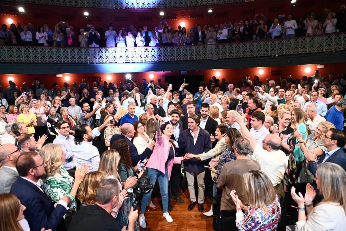 José María Aznar se fotografía con la gente a su entrada en el Teatro Circo de Murcia.