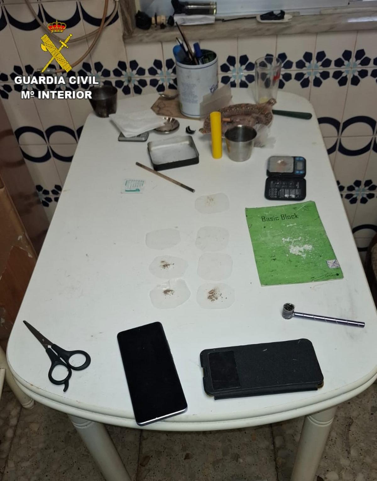 Una mesa donde los arrestados manejaban las sustancias estupefacientes.