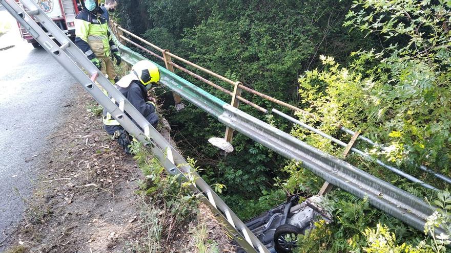 Herido tras caer con su coche al río en Oza-Cesuras