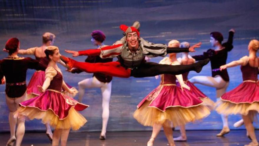 «El Lago de los Cisnes» del ballet ruso triunfa sobre el escenario  del Teatro Principal