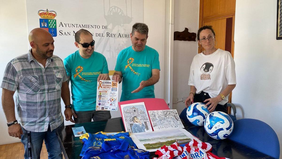 Por la izquierda, Jairo García, Alberto Benito (AADEM), José Ramón Martín Ardines y Cintia Ordóñez con el material donado por el municipio