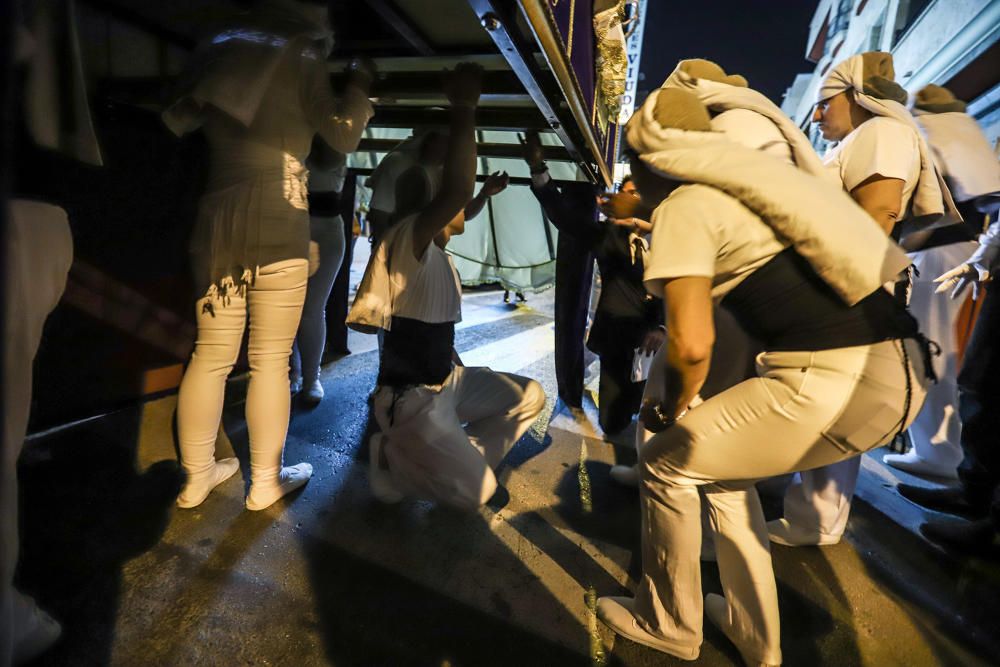 La imagen de María Santísima de la Victoria procesiona por primera vez en Torrevieja portada por 21 costaleros y costaleras