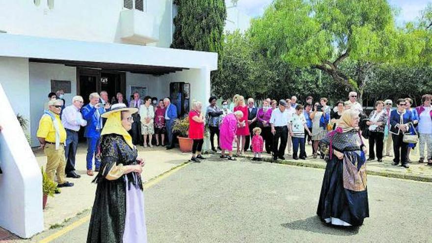 ‘Ball pagès’ tras la misa en el día para los mayores del pueblo. | FOTOS: AYTO. DE SANTA EULÀRIA