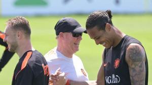 Ronald Koeman y Virgil van Dijk se saludan antes de empezar el entrenamiento del miércoles. 