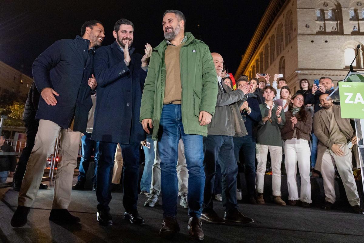 Ignacio Garriga, Alejandro Nolasco y Santiago Abascal, en el cierre de campaña de Vox en Zaragoza.