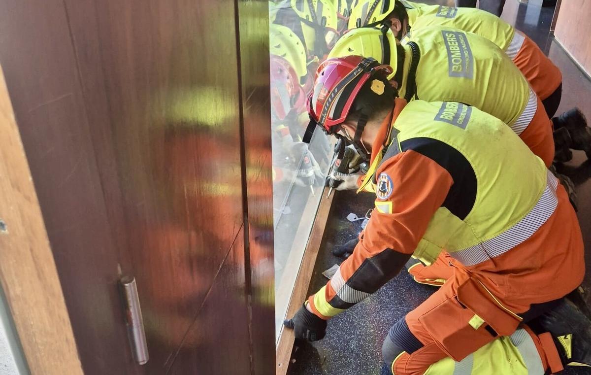 Los bomberos con la ventana dañada por el viento en el CEIP Virgen de la Vallivana de Picassent.