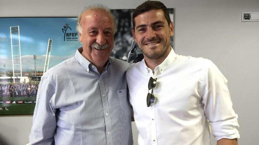 Imagen colgada por Casillas en las redes sociales y en la que se ve junto a Del Bosque. // Efe