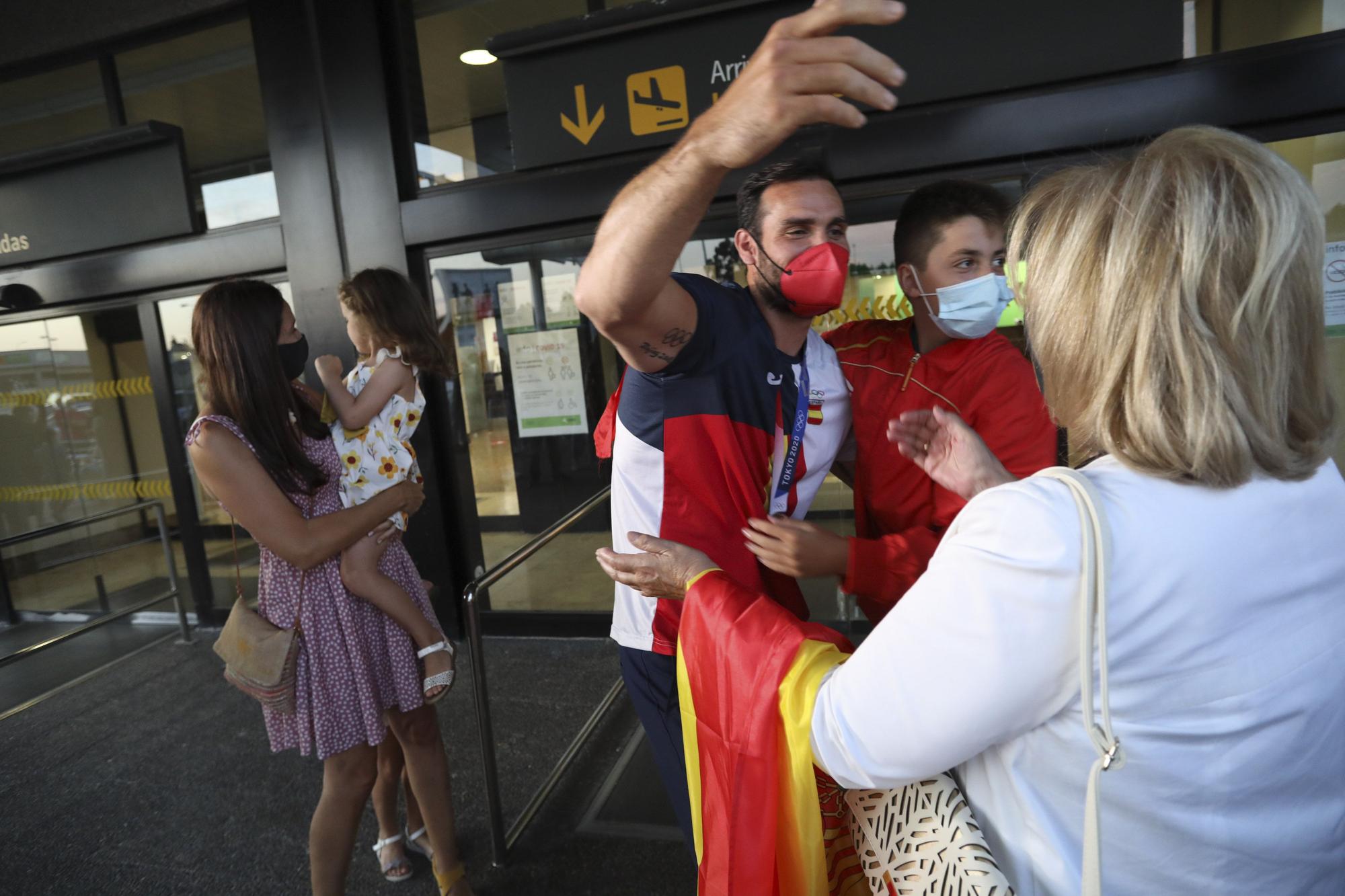 Así fue la llegada de Saúl Craviotto y del equipo olímpico de piragüismo al aeropuerto de Asturias