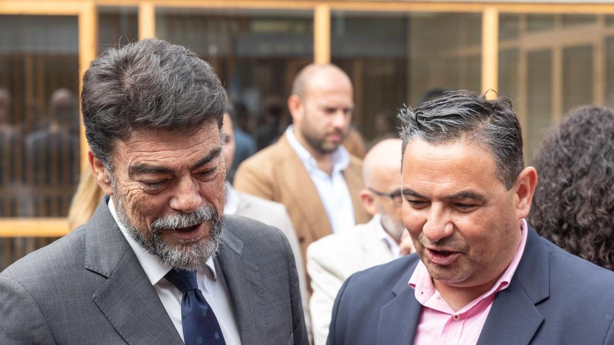 El Ayuntamiento de Alicante recibe a las Belleas del Foc 2026 y sus Damas de Honor