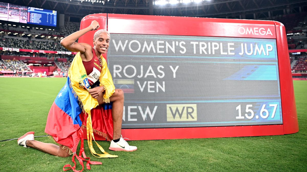 Yulimar Rojas, junto al registro de su récord del mundo en triple salto.