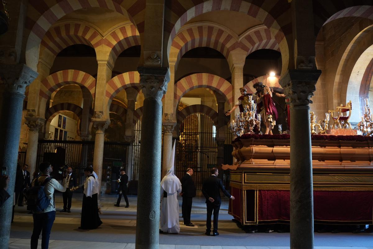 La salida procesional de la Presentación al Pueblo de Jesús de los Afligidos, en imágenes