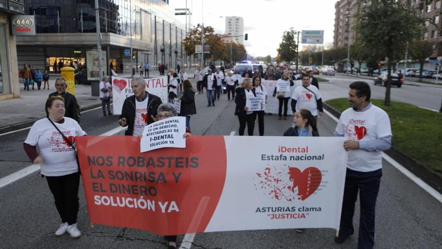 Manifestación en Gijón de afectados de iDental