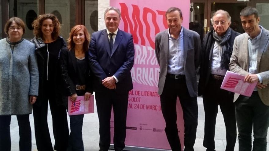Fotos de família dels impulsors del MOT després de la presentació a Girona