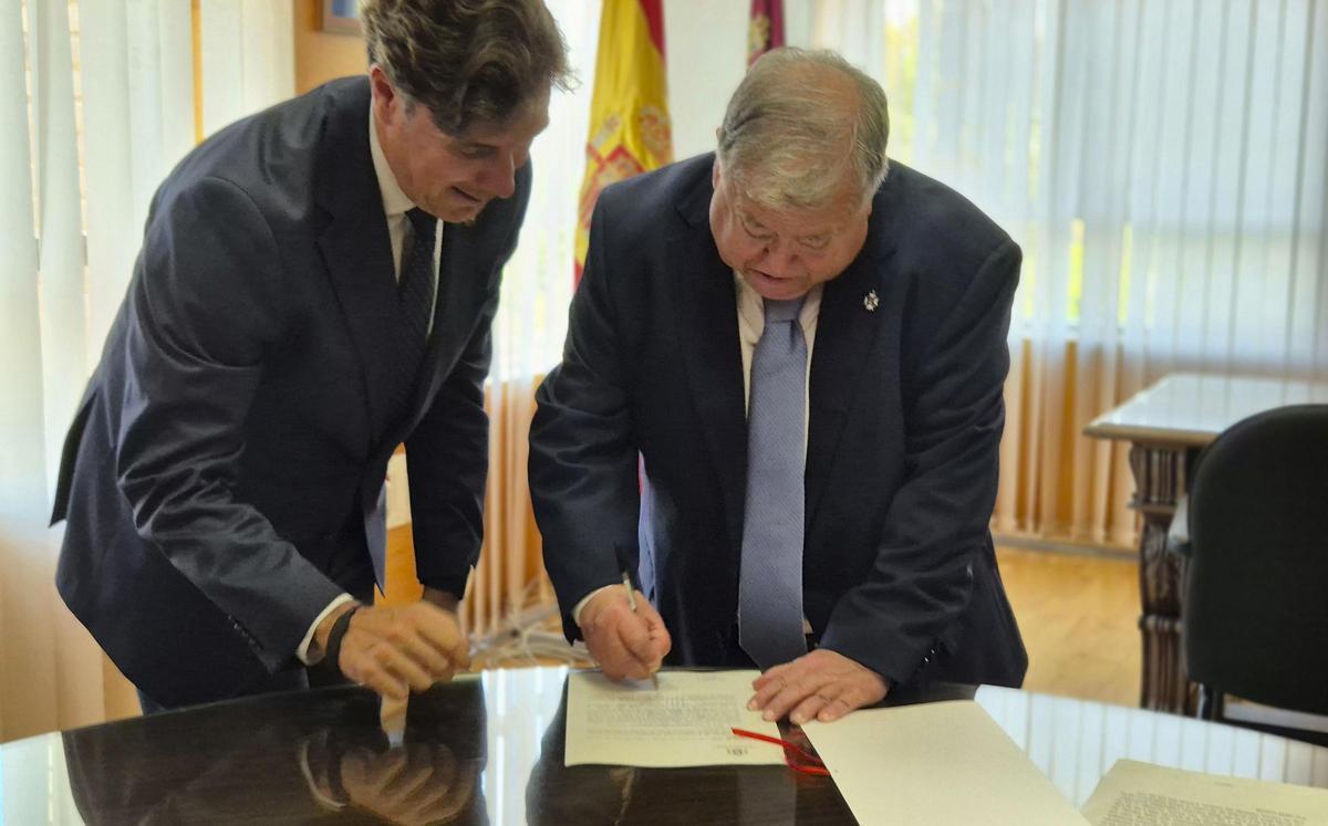 Pacheco, durante la firma de su cese por jubilación