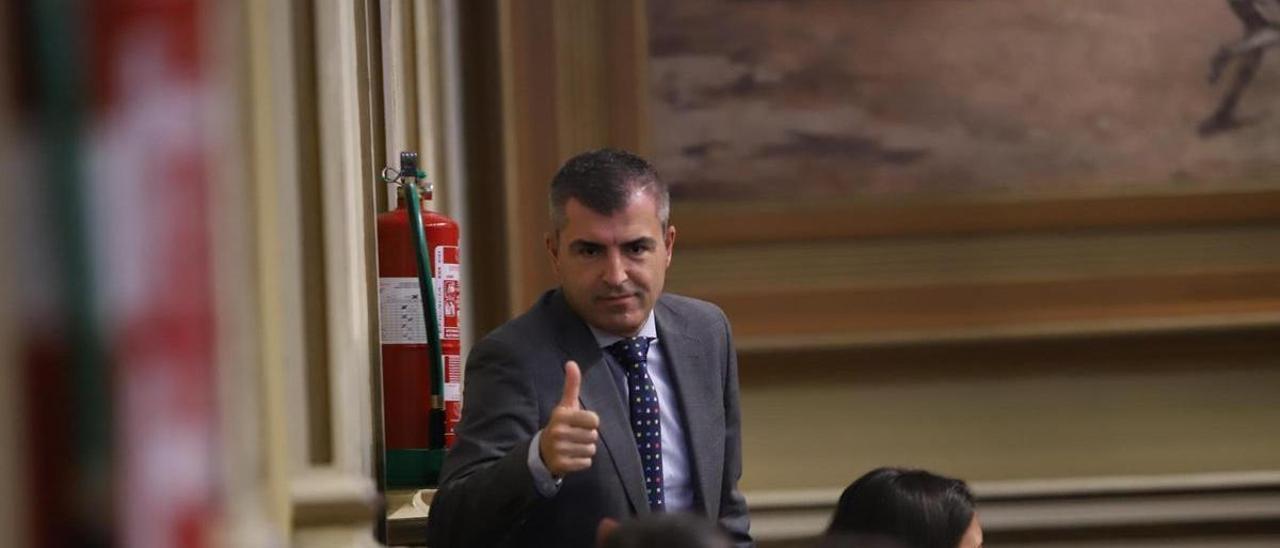 El presidente del PP y vicepresidente del Gobierno de Canarias, Manuel Domínguez, en un pleno del Parlamento