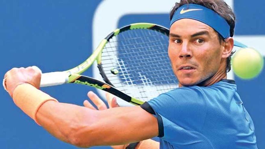 Nadal golpea de revés en su partido ante Lucas Pouille.