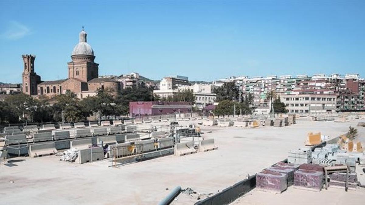 Obras paradas en el cajón de las vías que integrará la nueva Sant Andreu Comtal.