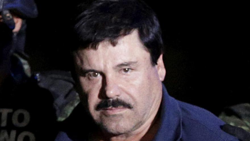 El &#039;Chapo&#039; Guzmán escoltado por varios agentes.