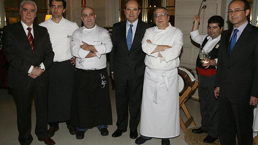 Gastronomía. Luciano Alonso, Manuel Chaves y Martín Soler, con los cocineros Julio Fernández, Diego del Río y Pedro Berrogui, responsables de la cena.
