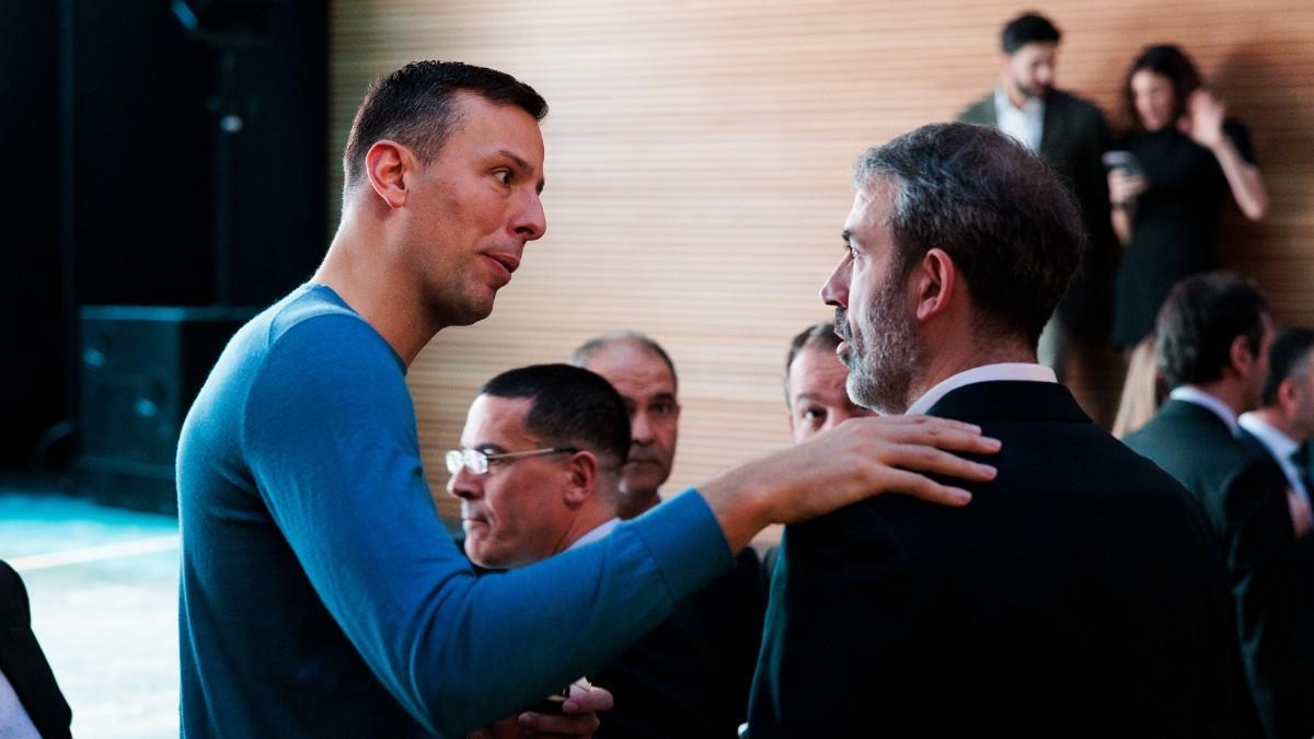 Jordi Trias, junto a Berni Rodríguez en el sorteo de la Copa del Rey de baloncesto