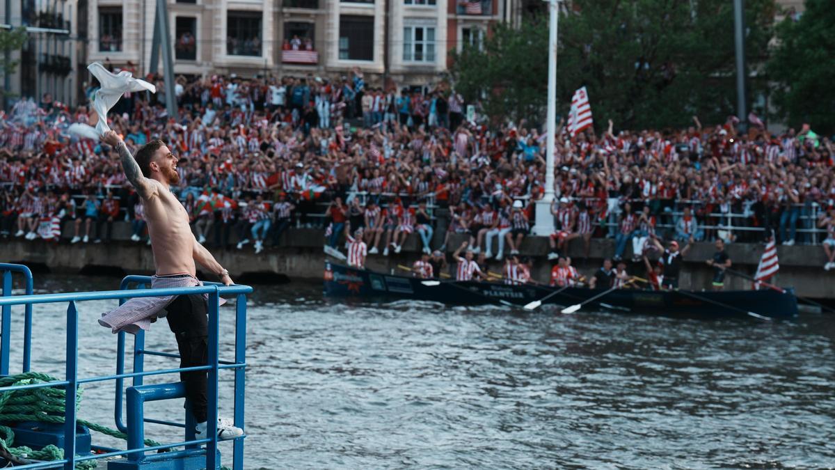 Muniain, capitán del Athletic, al frente de La Gabarra, este jueves en Bilbao.