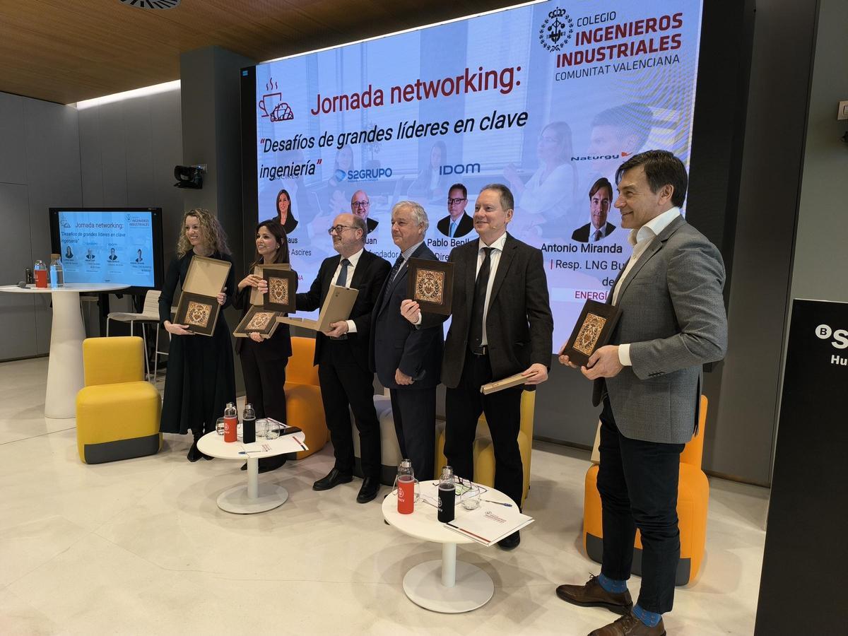 Al finalizar la jornada, el presidente del COIICV congratuló a los protagonistas del evento con un «socarrat» artesano del sello del Colegio.