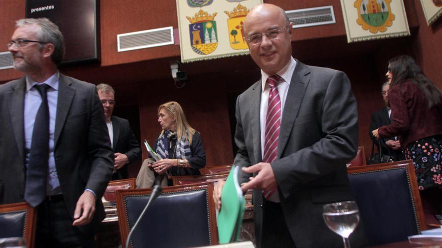 El consejero de Hacienda, Andrés Carrillo, a la derecha, en la Asamblea Regional.