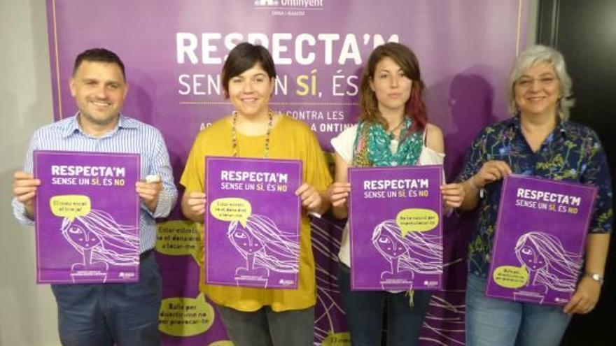 Los ediles Paula García y Óscar Borrell, junto a dos técnicas de Igualdad.