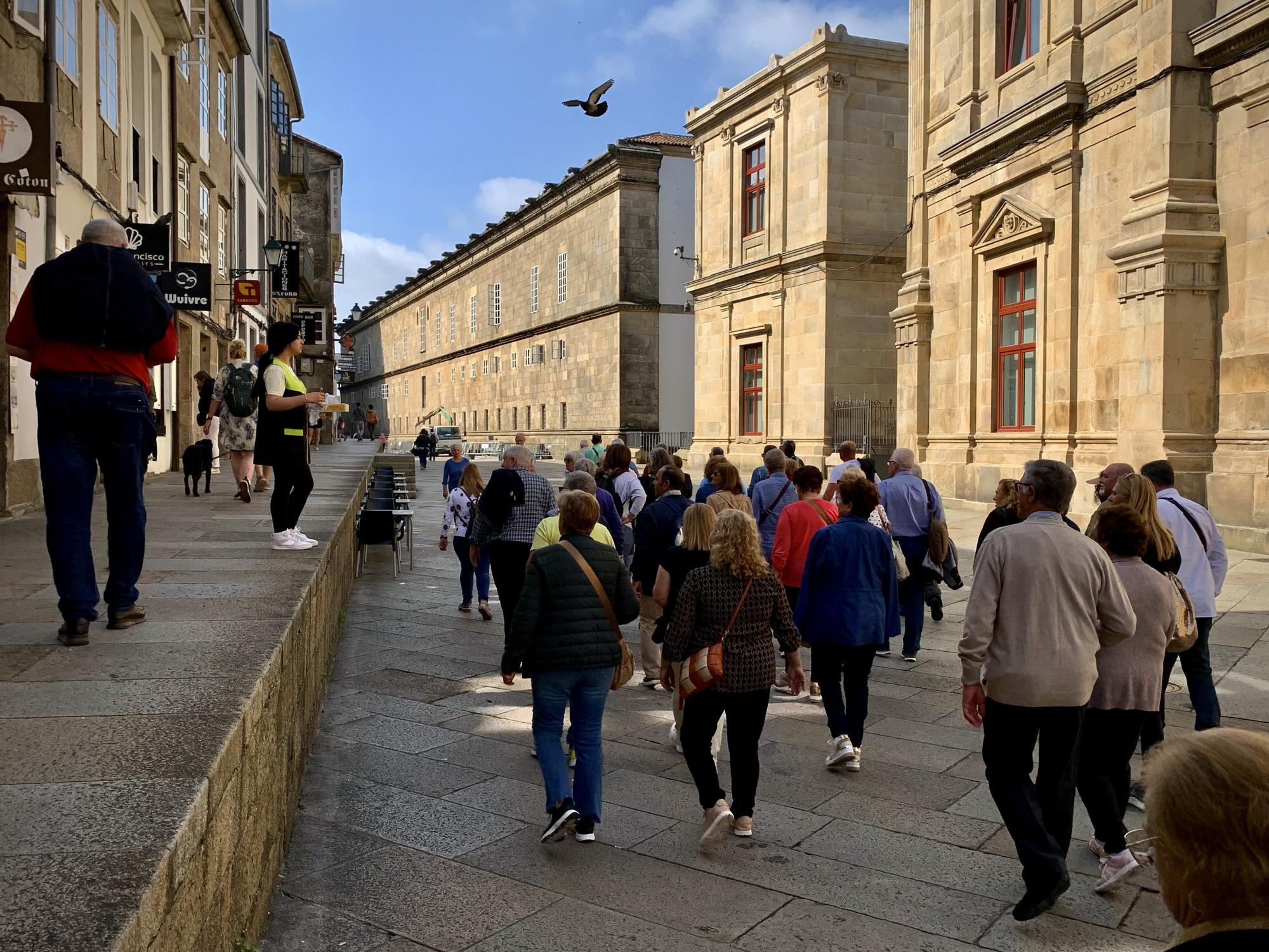 Turistas en la Rúa de San Francisco dirigiéndose a la Praza do Obradoiro