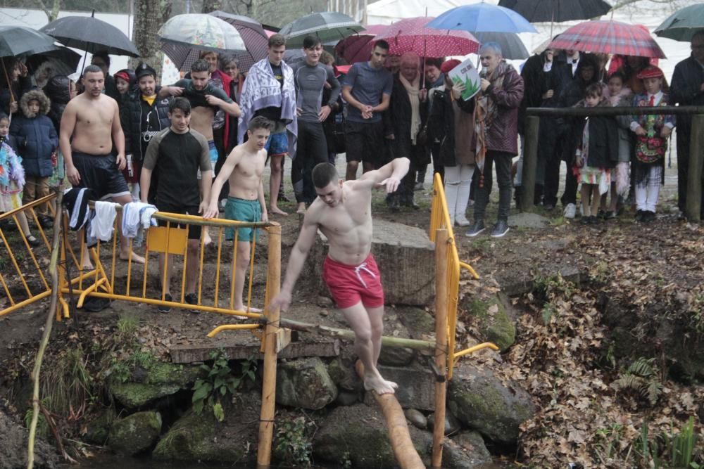 Carnaval en Galicia 2019 | Valor y frío en la tradicional "Corrida do Galo" del entroido de Vilaboa