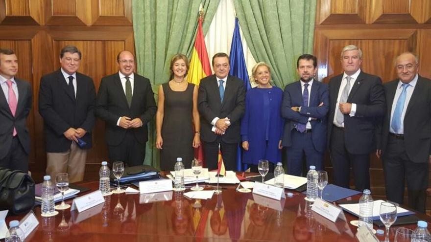 Los integrantes de la reunión junto a la ministra.