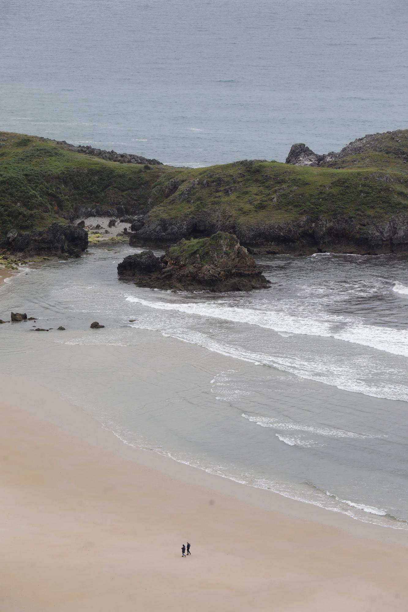 Así es Torimbia, la playa en la que a veces toca taparse