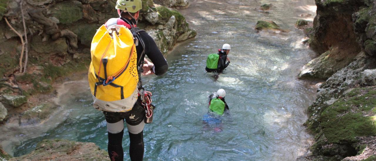 Der Sprung ins meist kalte Wasser gehört zum Canyoning auf Mallorca dazu.