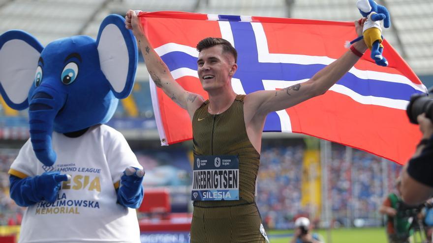 Jakob Ingebrigtsen celebra su réc ord mundial en los 3.000 metros.