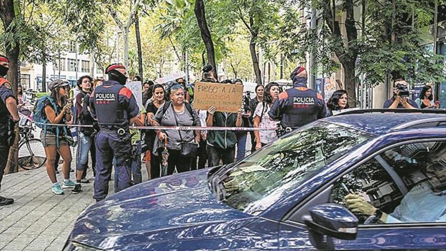 María cede y entrega a su hija tras el encierro en el consulado de Uruguay