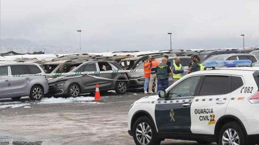 Coches dañados por el incendio en la terminal de Bouzas. // Alba Villar