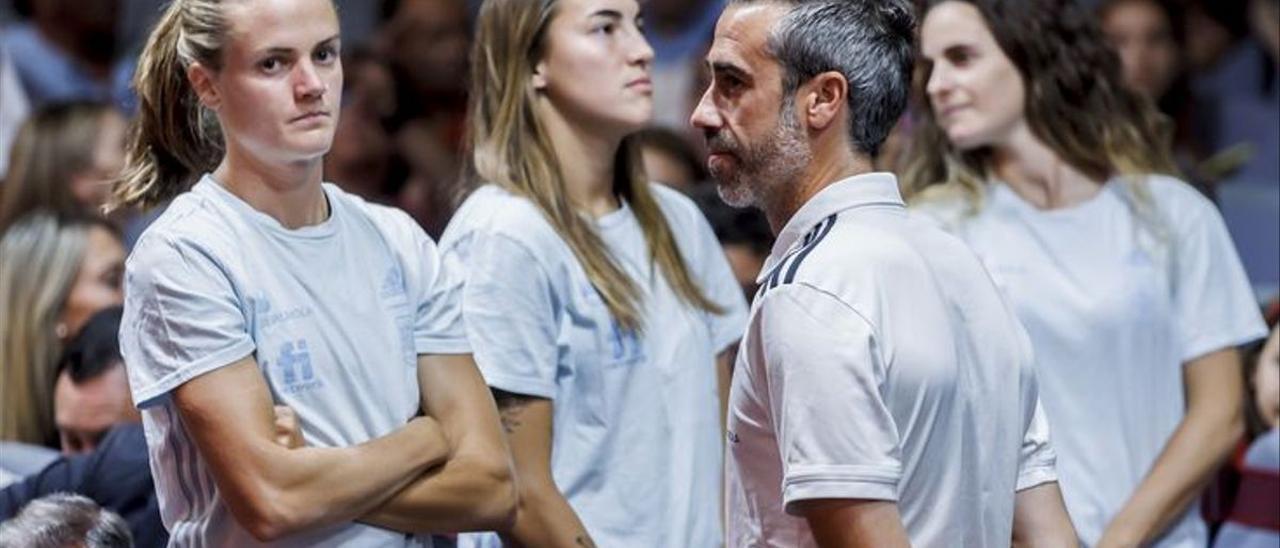 Las tres capitanas de la selección y el seleccionador Jorge Vilda, en el acto de homenaje a las Sub-20.