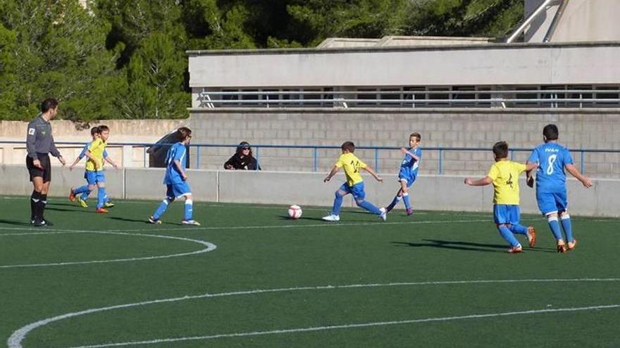 Un momento del partido entre el Arenal e Independiente, disputado el pasado domingo.